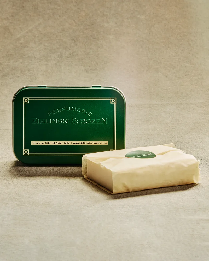 Black Pepper, Vetiver, Neroli, Amber